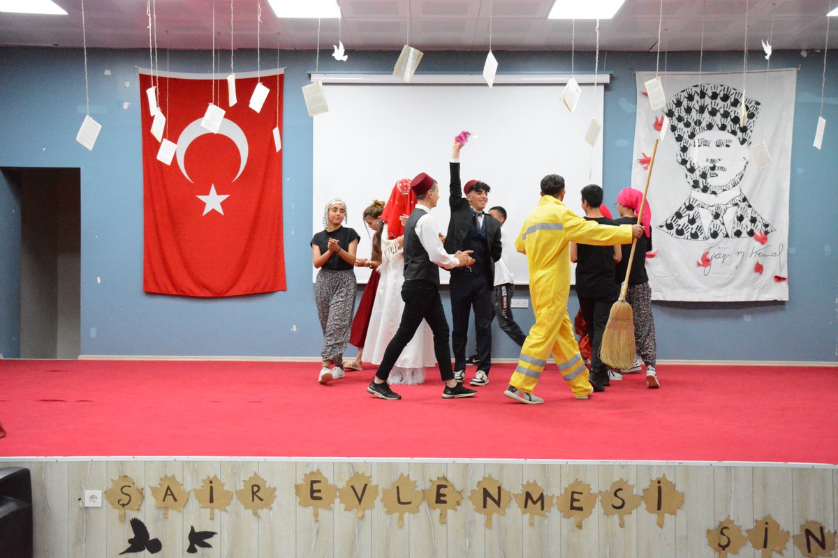 Yedisuhem's tweet photo. Bakanlığımızca haziran ayının ilk haftasında kutlanan Hayat Boyu Öğrenme Haftası etkinlik ve sergisine Yedisu Halk Eğitimi Merkezi olarak "Şair Evlenmesi" tiyatrosu ile eğlenceli bir giriş yaptık. Tiyatro yorumunun mimarı Melek ALTUN hocamıza ve öğrencilerinin emeklerine sağlık. https://t.co/ZgBdUgke1E