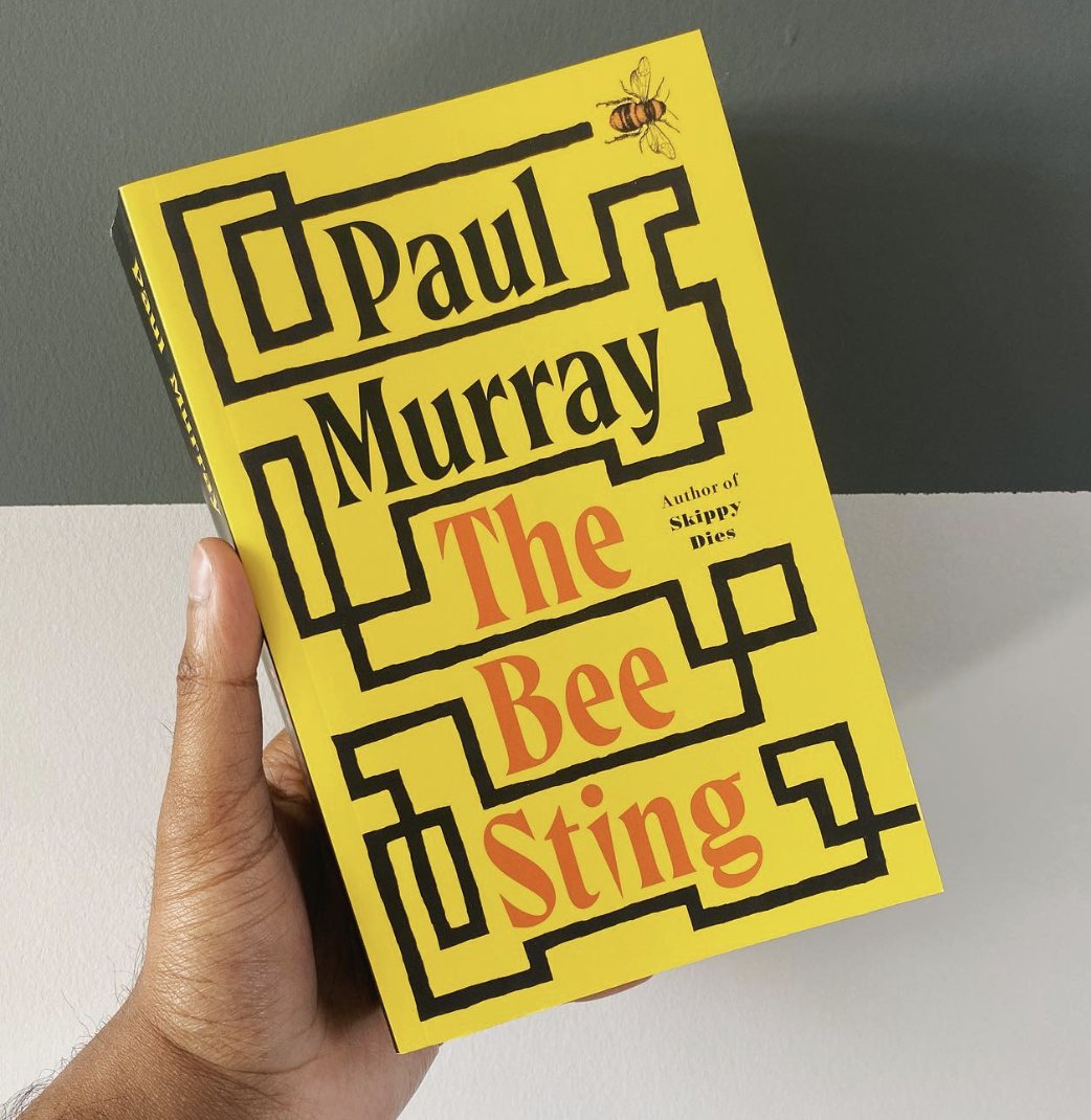 paperbackmo's tweet image. Enjoy messy #FamilyDrama ? This book is HILARIOUS! #TheBeeSting #PaulMurray