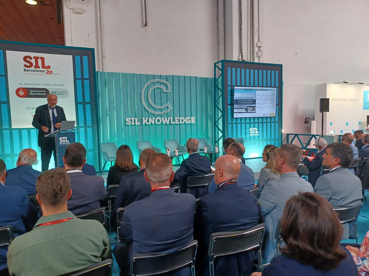 Adif_es's tweet image. 🚆🚚 #SIL2023 | Hoy hemos presentado ‘Presente y futuro del transporte de #mercancías'. Luis Vicente Moreno Espí, director de Servicios Logísticos de Adif, ha explicado el impulso al transporte ferroviario de #mercancías a través de la Iniciativa 'Mercancías 30'