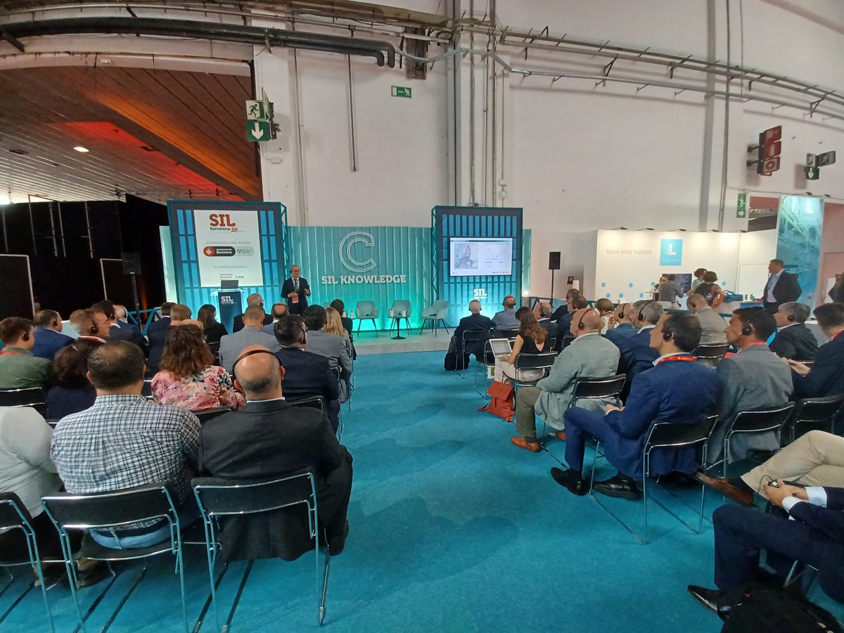 Adif_es's tweet image. 🚆🚚 #SIL2023 | Hoy hemos presentado ‘Presente y futuro del transporte de #mercancías'. Luis Vicente Moreno Espí, director de Servicios Logísticos de Adif, ha explicado el impulso al transporte ferroviario de #mercancías a través de la Iniciativa 'Mercancías 30'