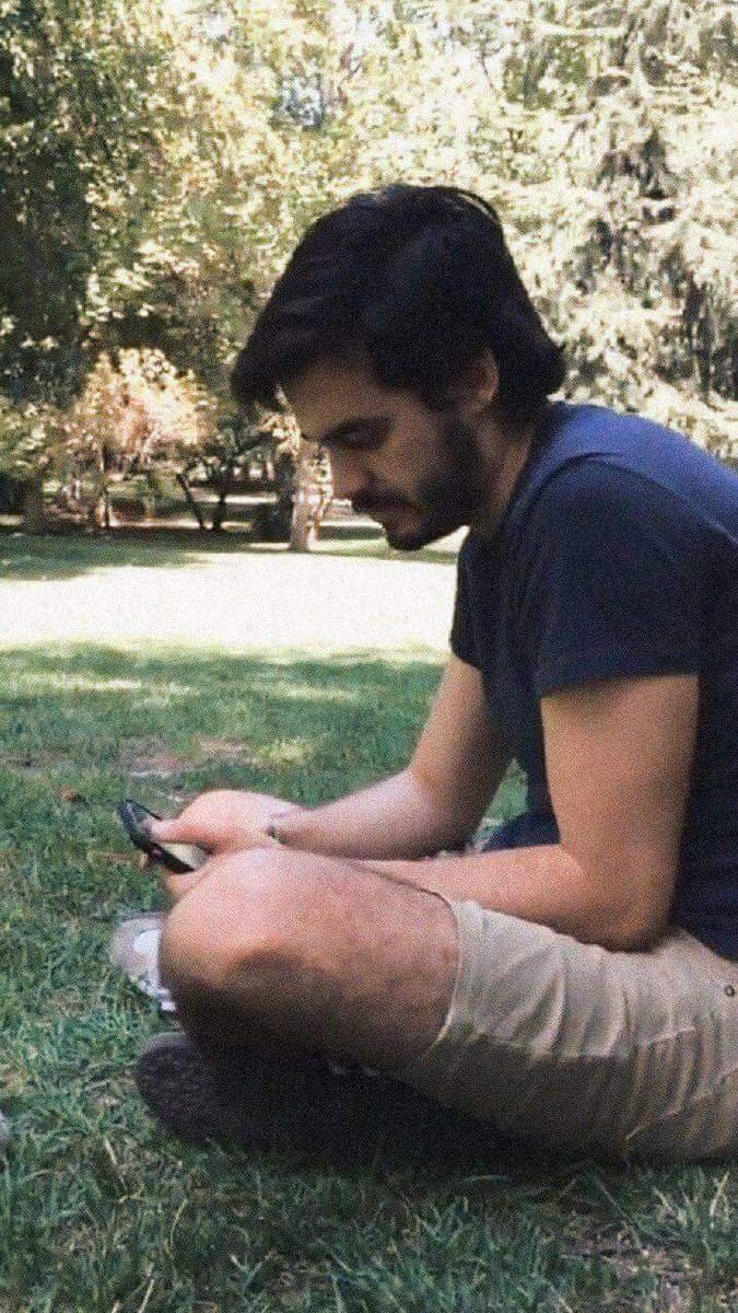 Yo revisando por 12345 veces al día el celular, sabiendo claramente que nadie me escribe ni por error:
