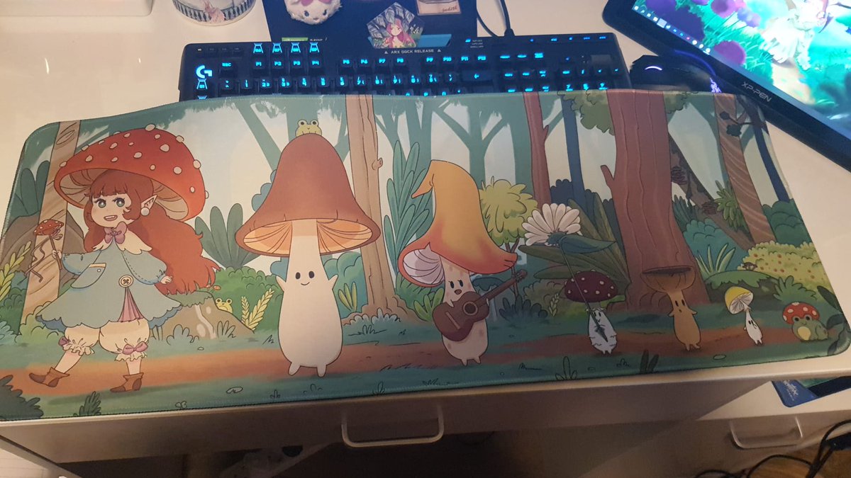 AAH, its finally here! i cant belive it! I love it soo much! 🍄❤️

It fits perfect on my desk. Its the perfect vibe for it. 
Now its time to decorate the walls with stuff!