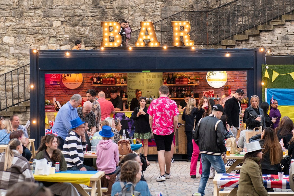 Have you visited The Esplanade Bar yet?🍹 🌞 😎 The pop up bar, situated on The Esplanade is a great destination to visit this summer with jugs of Pimms and amazing cocktails on offer! Tag someone you want to go there with soon 👇 Check it out 👉 bit.ly/434qRiB