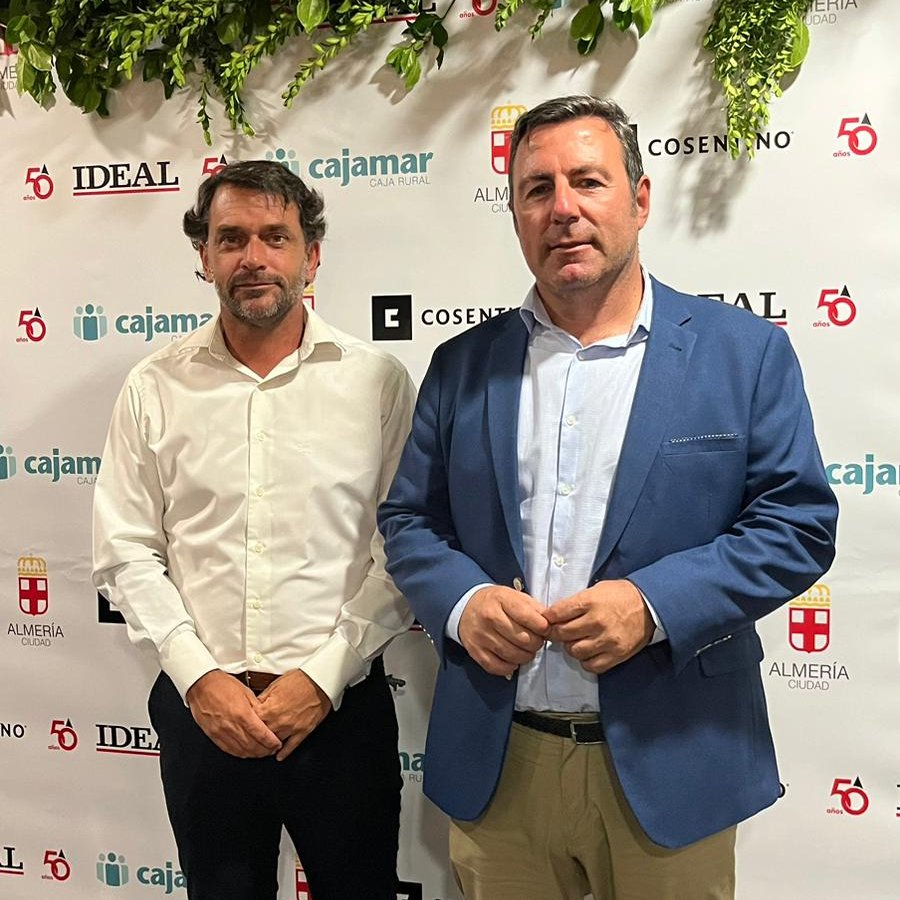 AlmeriaAvanzaRM's tweet photo. Anoche nuestros concejales electos, @montoyaroquetas y @dzalalla asistieron a la Gala del 50 Aniversario de @ideal_almeria.

¡Enhorabuena por estos 50 años llevando cada día la actualidad local y provincial a todos los almerienses! https://t.co/npmp7mOHzv
