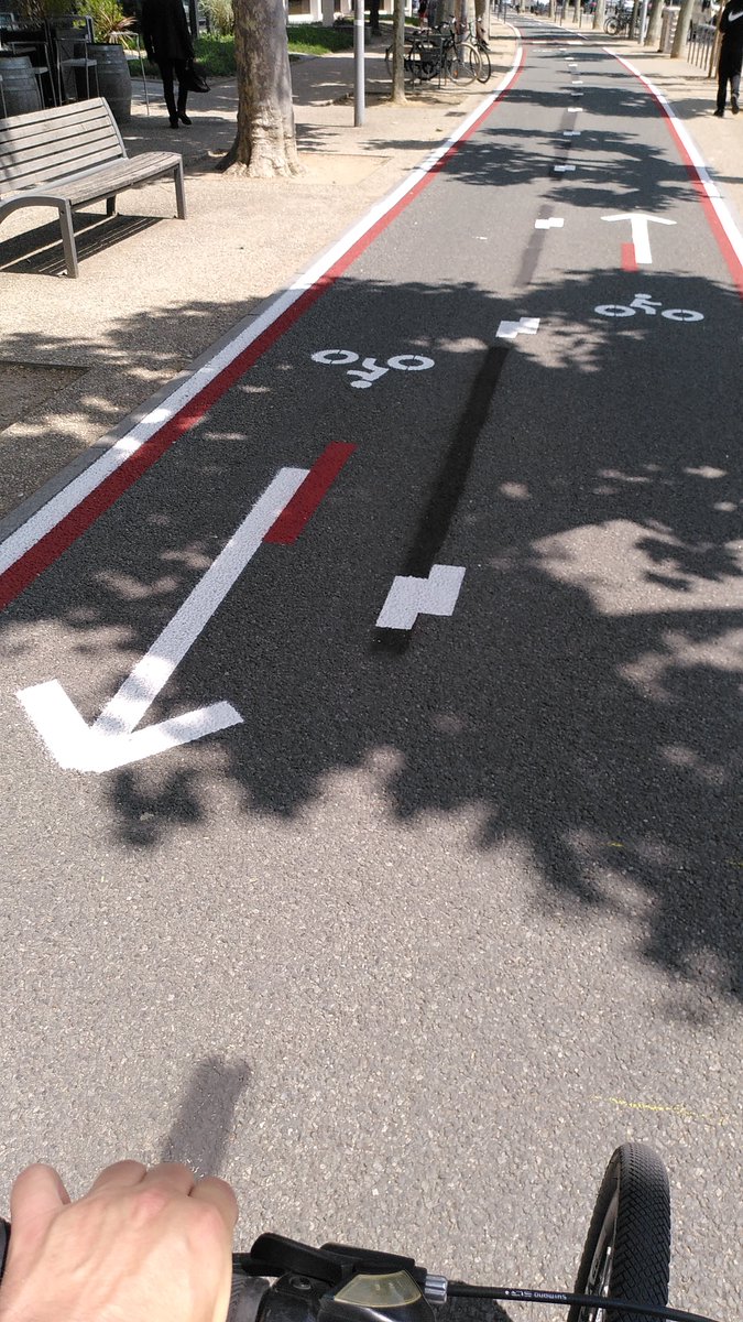 Clermont Auvergne Métropole <a href="/ClrmntMetropole/">clermontmetropole</a> expérimente sa future identité vélo ! Inspirée du graphisme de C'Vélo, elle complétera notre "système #vélo" en améliorant la visibilité et la lisibilité du réseau cyclable (actuel et à venir) par du marquage au sol et des indications