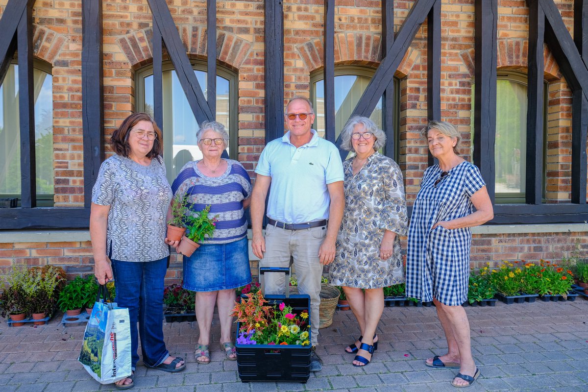 VilledeTroyes's tweet photo. DISTRIBUTION DE FLEURS
DANS LES QUARTIERS 🏘️🌺🌼🌸
Les services techniques de la Ville de Troyes ont procédé à une distribution de #fleurs dans les quartiers comme hier aux #Chartreux ou, ici, aux #Marots en présence de Flavienne Lemelle, adjointe en charge du quartier. 1/2 https://t.co/DQpHkegQ1Z