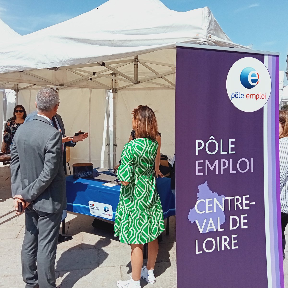 Trouvez votre voie, c'est l'objectif d'aujourd'hui, place des Epars.
✅ Découverte du secteur du Transport et de la Logistique
✅ Echanges avec des recruteurs
✅ Présentation des Formations 
✅ Travail sur la mobilité 
Merci à l'ensemble des entreprises et organisateurs présents