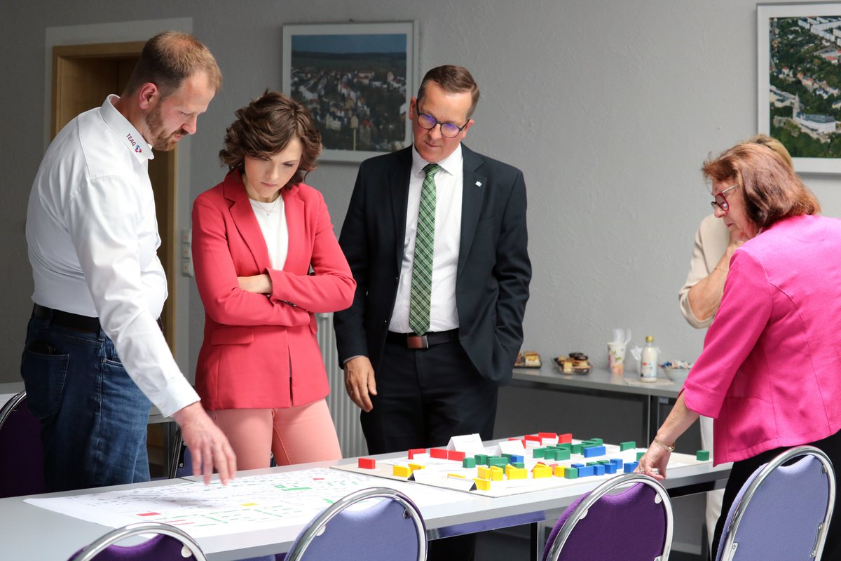 BMWSB_Bund's tweet photo. „Die #Wärmenetze sind eine zentrale Säule zur #Dekarbonisierung unserer Gebäude“, sagte PStin @Kaiser_SPD beim Besuch eines #Nahwärmenetz-Projekts in Weida, bei dem drei #Wohnquartiere via Blockheizkraftwerk, Großwärmepumpe und Power-to-Heat-Anlage zukunftssicher versorgt werden. https://t.co/GWRBDjX2eC