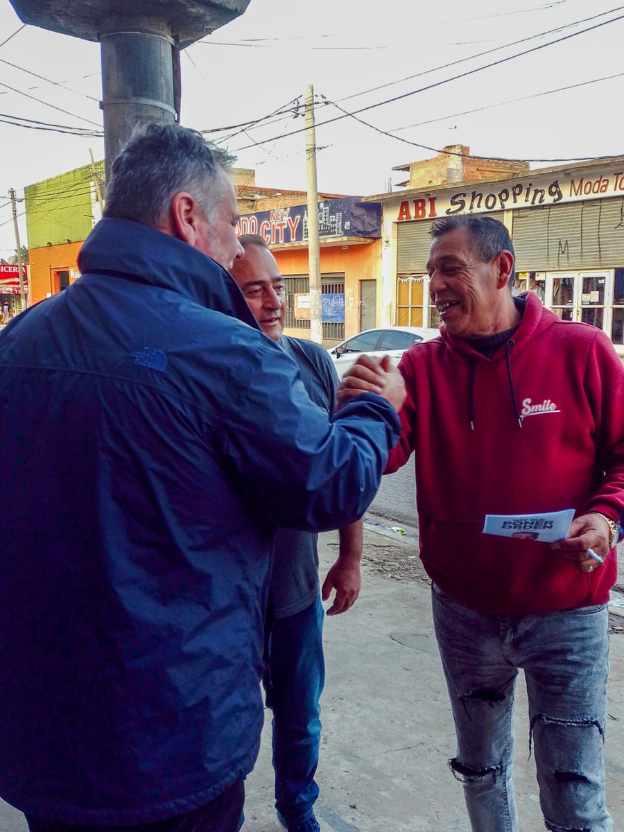 PrensaTrindade's tweet photo. Caminando #Derqui junto a Gustavo "Canario" Gonzalez y la Agrupación 1° de Mayo 💪 #LaFuerzaDelCambio @PatoBullrich https://t.co/zxsiC6s9XE