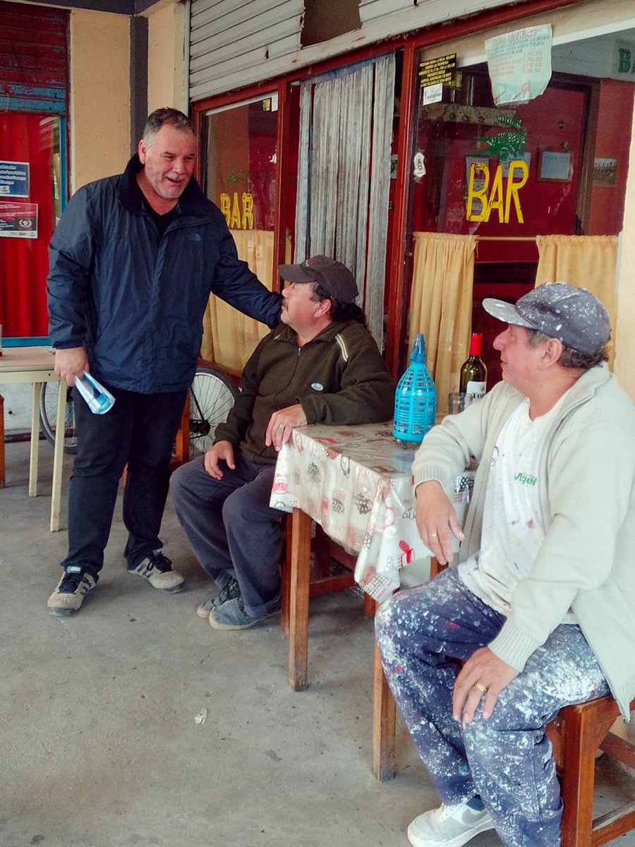 PrensaTrindade's tweet photo. Caminando #Derqui junto a Gustavo "Canario" Gonzalez y la Agrupación 1° de Mayo 💪 #LaFuerzaDelCambio @PatoBullrich https://t.co/zxsiC6s9XE