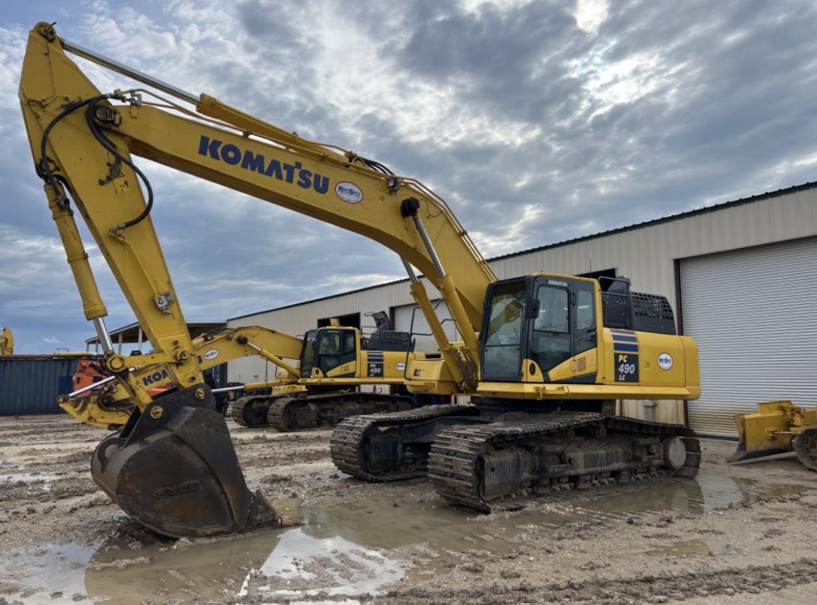 TeamGumball5's tweet photo. Trying out a new Hoe @Douglasm1986, this bitch right here is an earner. Yeah the #LoboViejo 🐺 is rusty af but gimme a day baby and I guaranty I’ll get that lovin feeling back. 😂 #Komatsu #ConstructionPorm #RockHard #WeGoDeep #Infrastructure #ILayPipe https://t.co/yK2KME3xMd