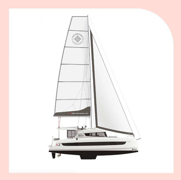 jyves94's tweet image. Conçue par #OlivierPoncin, le #Catana Bali 4.2 réserve plein de surprises 
A 12 mètres de longueur &amp;amp; 7 mètres de poutre, elle a une surface utilisable de presque 80m2
Ce qui signifie que vous pouvez profiter au maximum de l&apos;espace, à l&apos;intérieur comme à l&apos;extérieur
#BaliCatamaran
