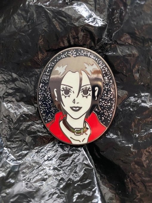 Блестящий (во всех смыслах) пин с Наной мы изготовили для <a href="/cherryviolets/">c h e r r y 🍒</a>! 🍒
Просто посмотрите на эти контрасты цветов! ✨