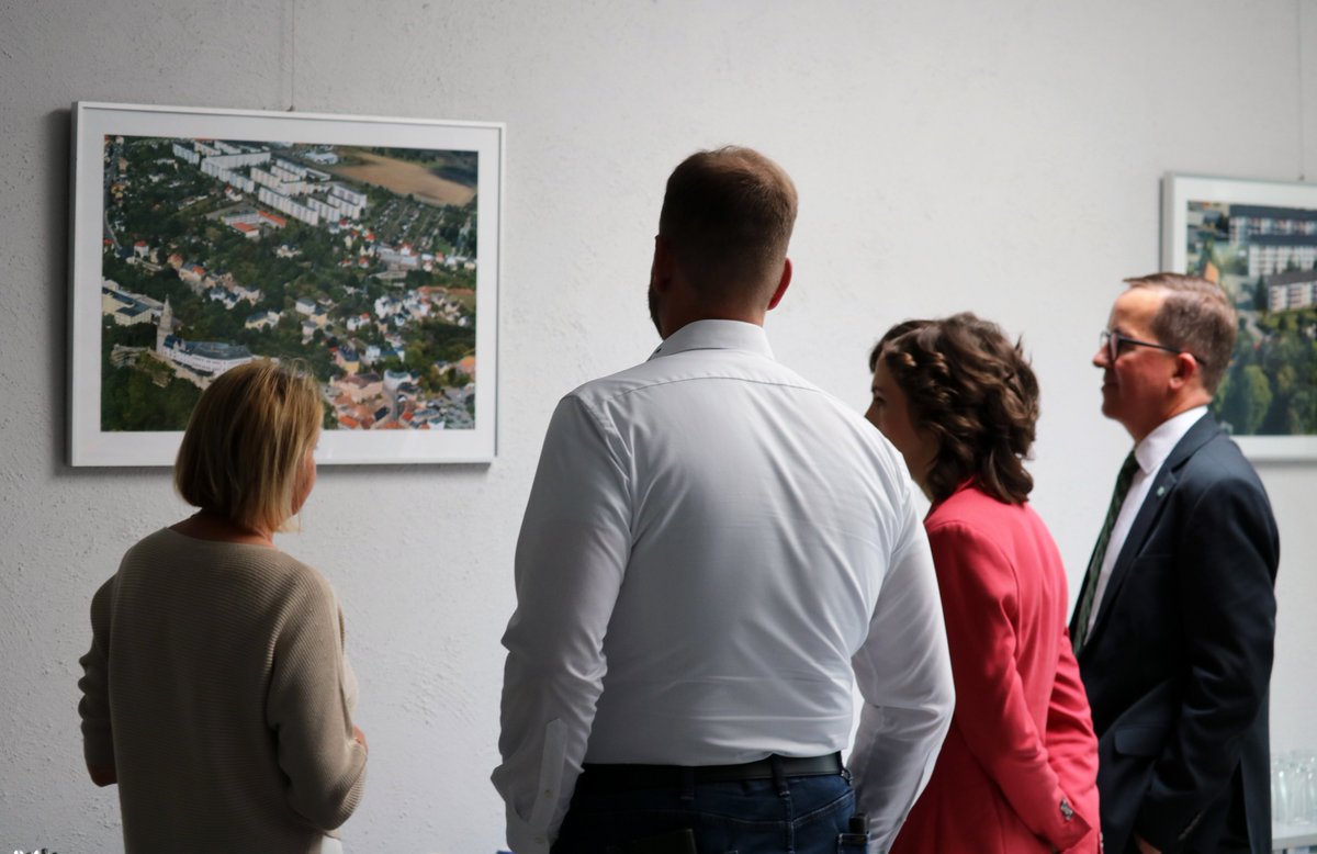 BMWSB_Bund's tweet photo. „Die #Wärmenetze sind eine zentrale Säule zur #Dekarbonisierung unserer Gebäude“, sagte PStin @Kaiser_SPD beim Besuch eines #Nahwärmenetz-Projekts in Weida, bei dem drei #Wohnquartiere via Blockheizkraftwerk, Großwärmepumpe und Power-to-Heat-Anlage zukunftssicher versorgt werden. https://t.co/GWRBDjX2eC