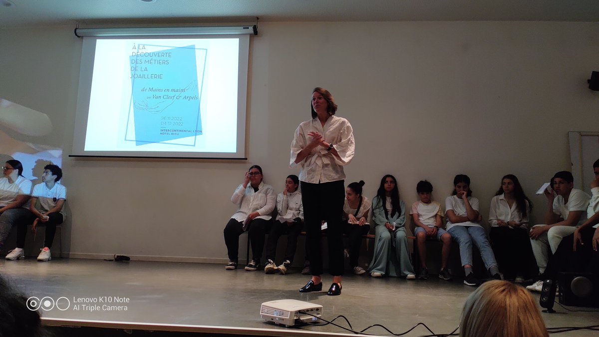 Soirée de restitution du projet "De mains en mains" en partenariat avec <a href="/vancleefarpels/">Van Cleef & Arpels</a> au collège Jules Michelet Vénissieux. Des élèves impliqués, un projet stimulant qui présente les métiers de la joaillerie. <a href="/DAAC_Lyon/">DAAC de Lyon</a> #eac <a href="/metiersdart/">Institut pour les Savoir-Faire Français</a>