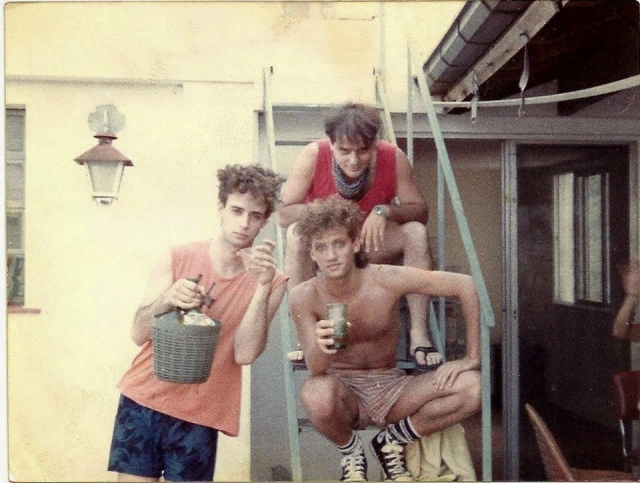 Gracias a todos por sus felicitaciones. Por restricciones contractuales, no puedo contar mucho. Pero voy adelantar algunos detalles en este hilo. Lo primero: va a ser una serie de seis capítulos, organizados de forma cronológica, dos por década, los 80, los 90 y el siglo XXI.