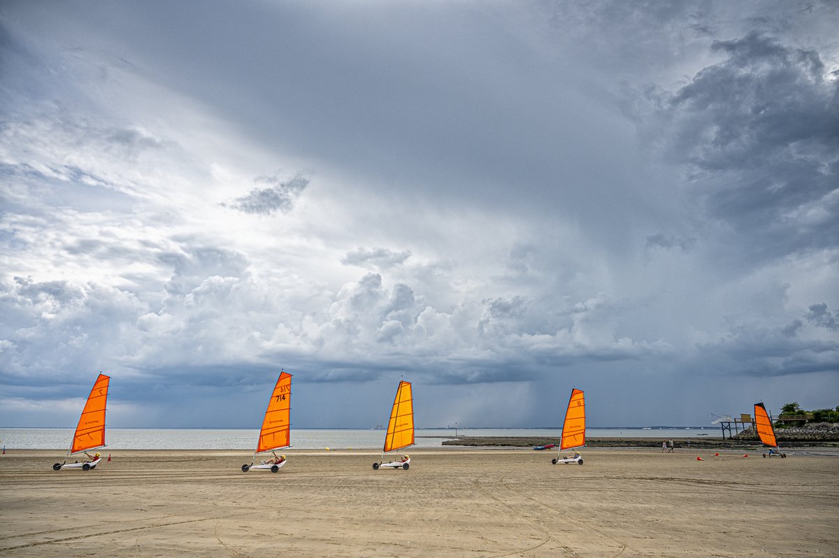 St Georges de Didonne: Land yachts on the beach as a storm passes behind them. Heavy thunder forecast for the south west of France overnight with hail that may cause damage to vines in the area. #france #weather #franceweather #stgeorges #landyacht
@stormhour
#nikonz6ii