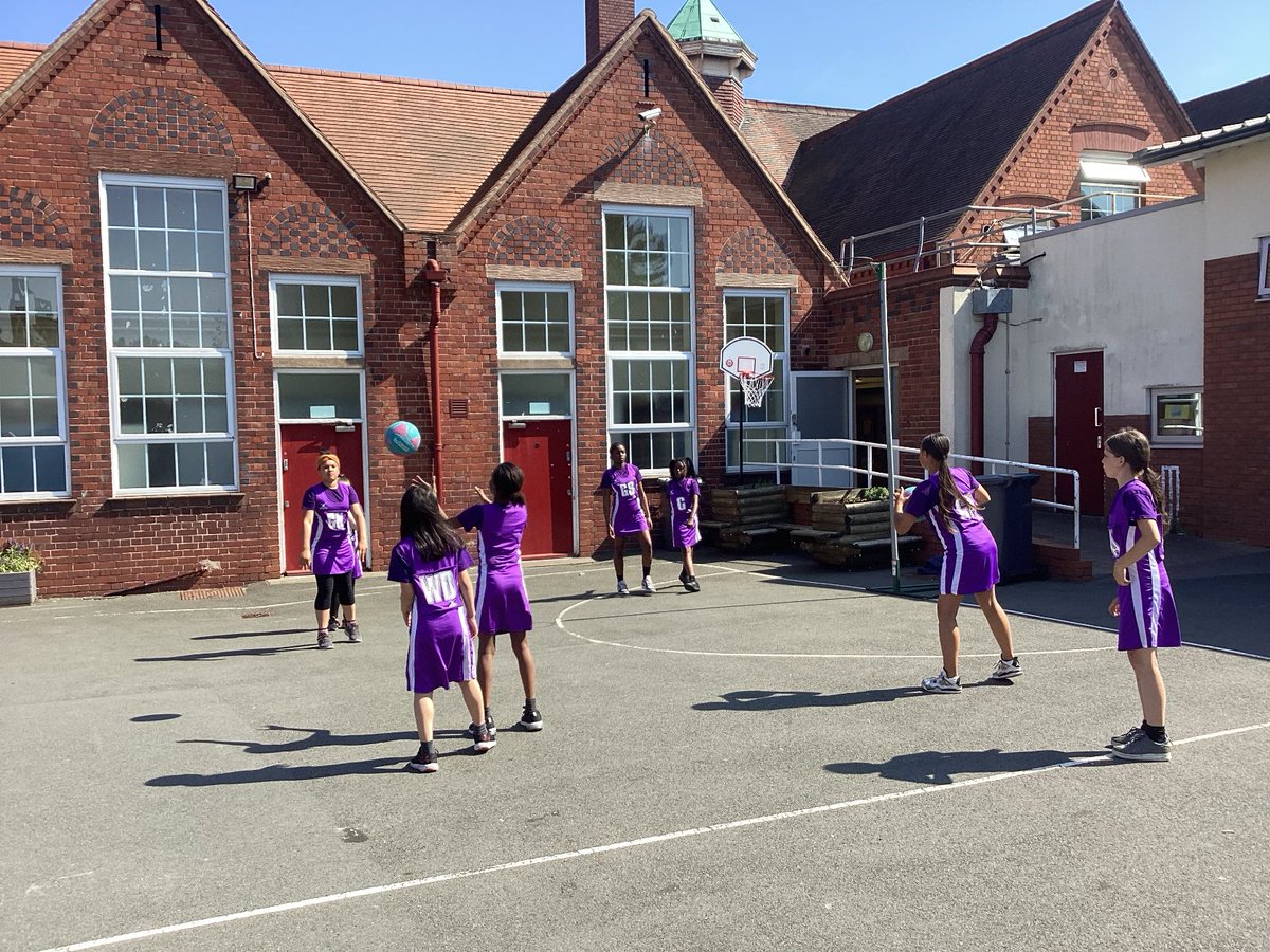 Excellent games of Netball with @HarbornePrimary and @chadvaleprimary .Thanks for hosting @HarbornePrimary the girls really enjoyed the games🏐🏐 @YouthSportTrust @EnglandNetball