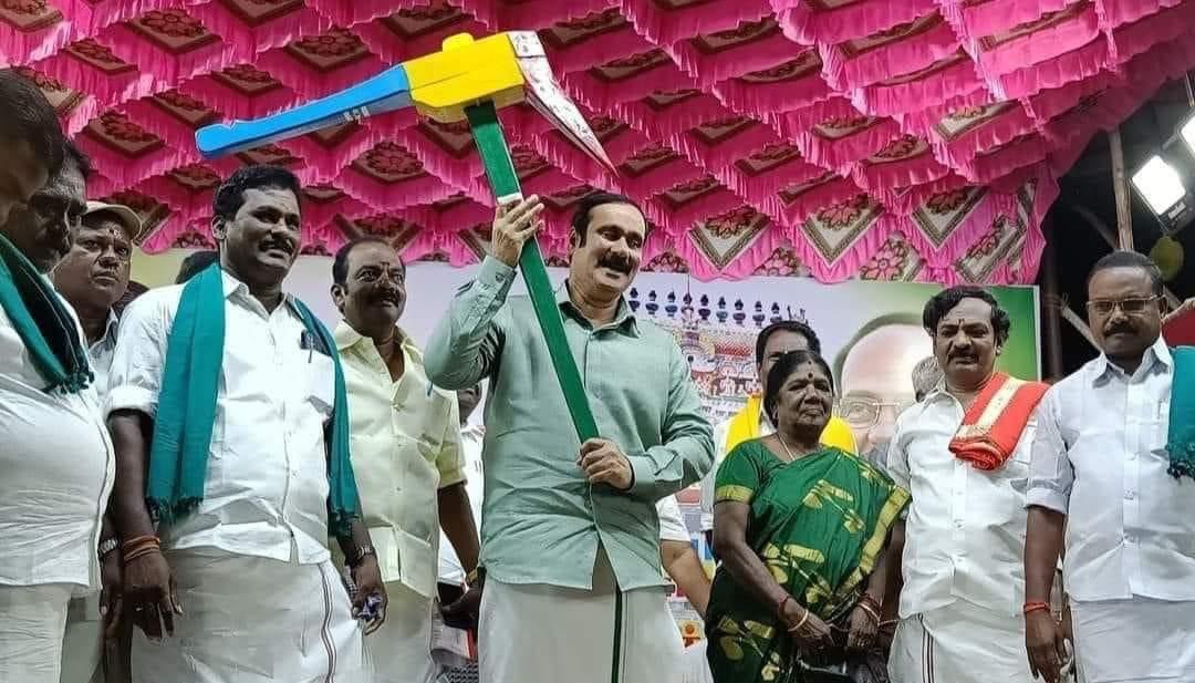 நாட்டில் உள்ள அனைத்து துறைகளும் இணையாக வளர்ச்சி அடையவேண்டும். அதுவே சரியான வளர்ச்சி. குறிப்பாக வேளாண் துறையும் இணையாக வளர்ச்சி பெறவேண்டும். விவசாயிகளை கடவுளாக பார்க்கும் ஒரே கட்சி பாட்டாளி மக்கள் கட்சி தான். 

#TNPolitics #PMKPresidentAnbumani