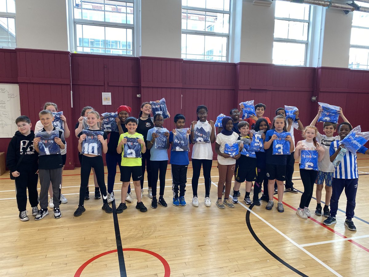 ASG_StRochs's tweet photo. Great to have primary schools up ⁦@St_Rochs⁩ for a Jnr NBA basketball session 🏀⛹️‍♀️ a big thank you to ⁦@MrMatthewsPE⁩ and young leader Ashraf for running the session 🙌
⁦@SaintRochsPS⁩ ⁦@St_Mungos_Pri⁩ https://t.co/KaYnsfdn8p