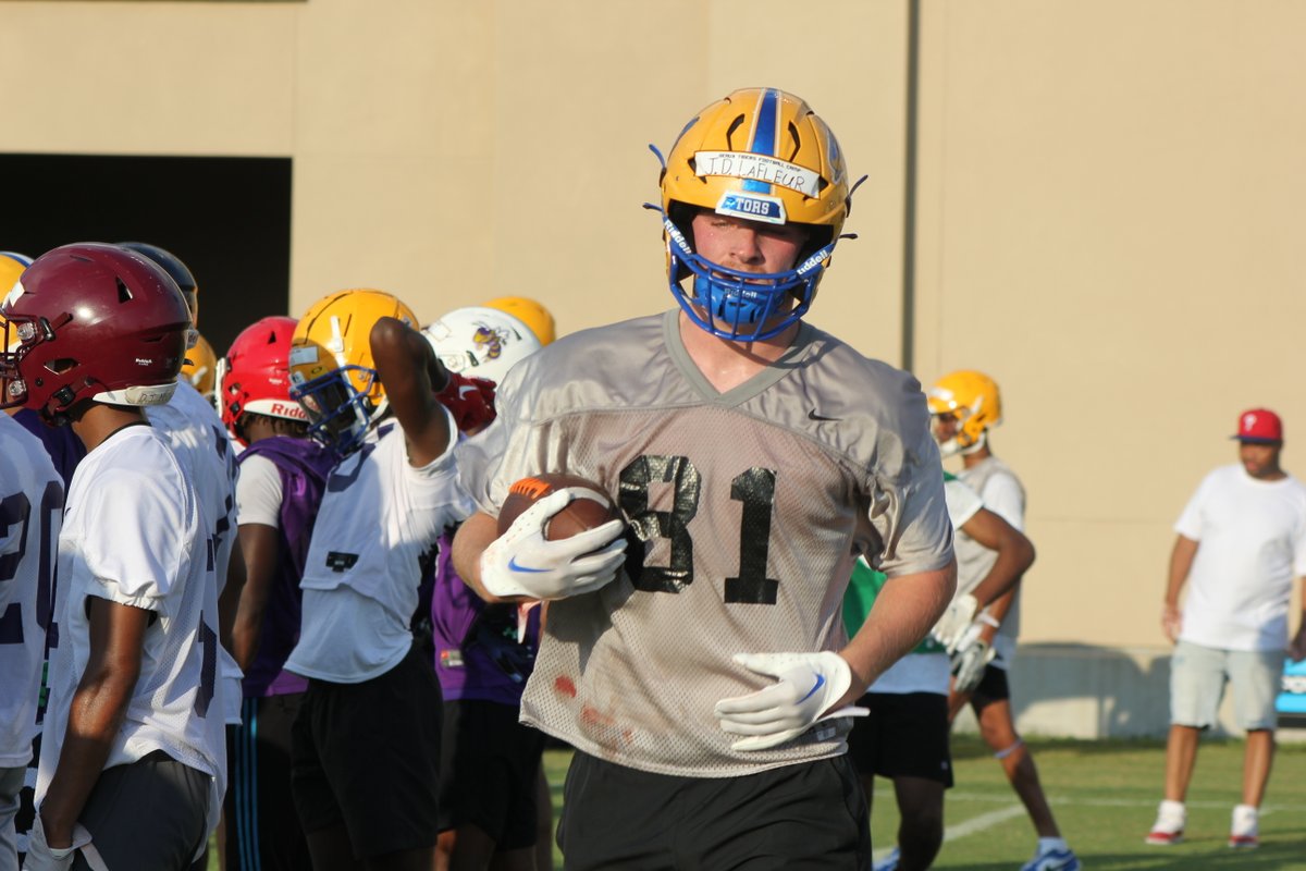 #LSU fans, remember the name JD LaFleur. The Sulphur (La.) 2025 TE is already 6-foot-6, 230 pounds as a sophomore. The son of former LSU star + NFL 1st Round pick David LaFleur. Made the case for best TE at LSU camp this week. 4 offers are already in. on3.com/db/jd-lafleur-…