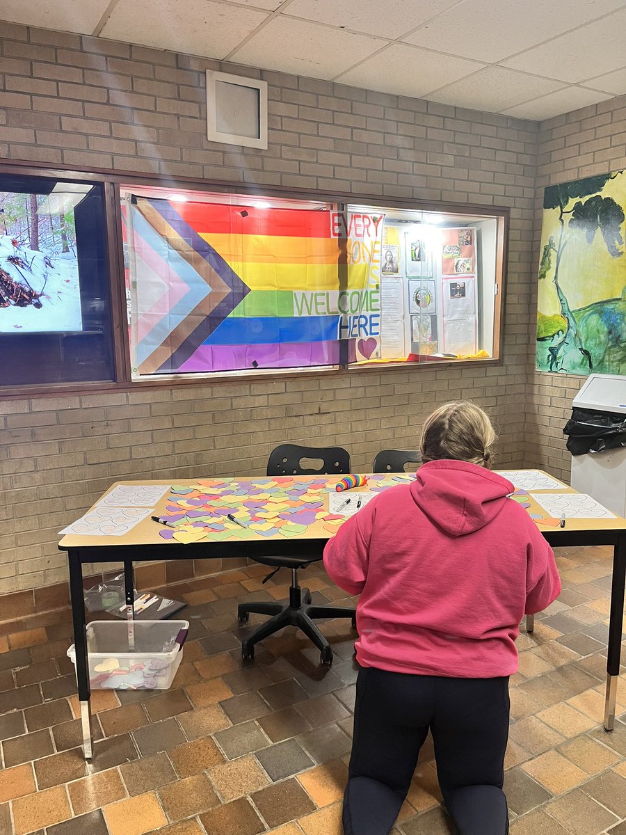 Today students were invited to write messages to support members of the LGBTQ2S+ community which will be displayed in our halls. #loveislove #PrideMonth #loudandproud <a href="/TollgateTech/">Tollgate Tech.</a> <a href="/GEDSB/">Grand Erie District School Board</a>
