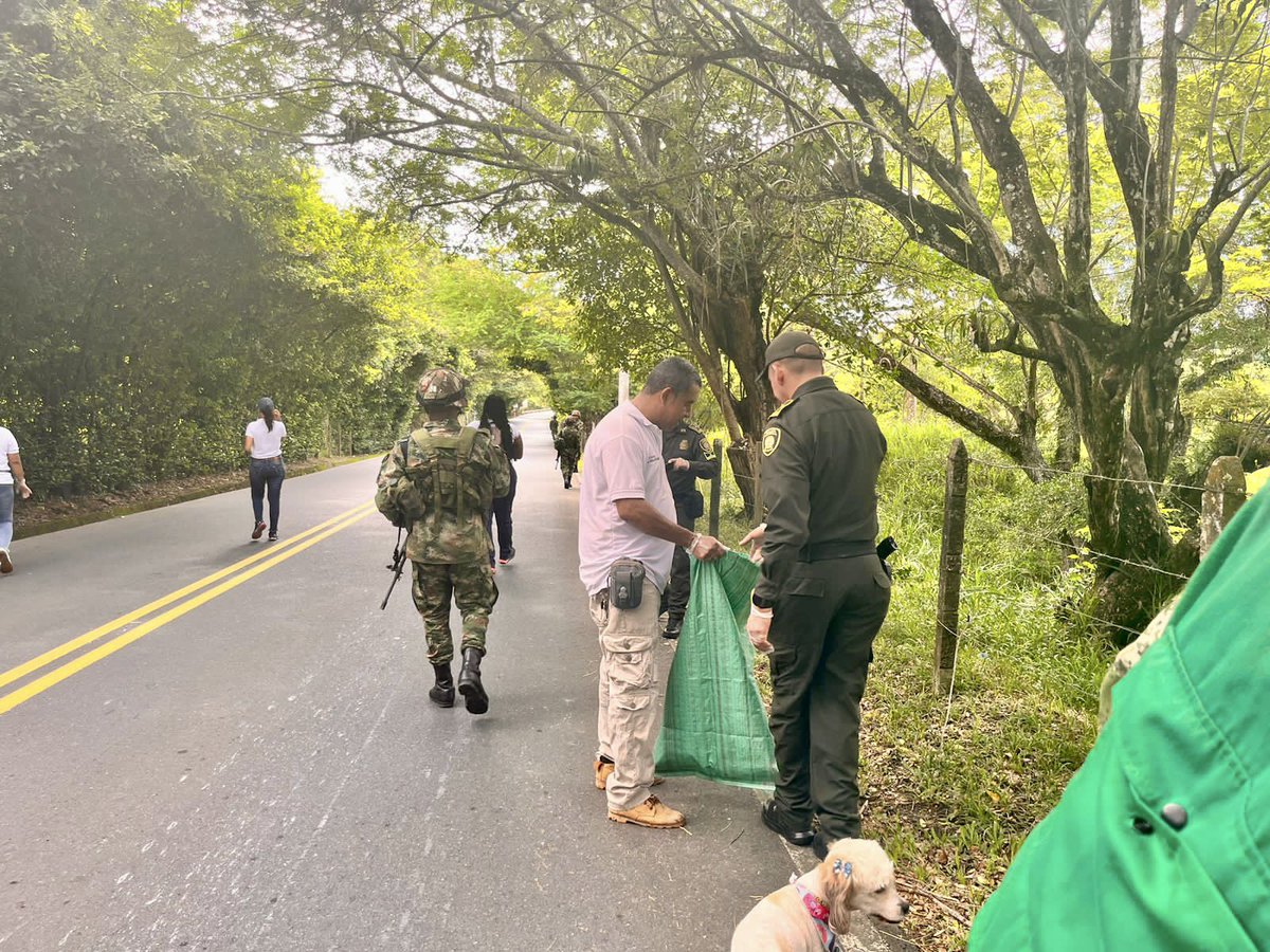 ManuelGondi's tweet photo. En el marco de la campaña #PlanAmazonía los soldados de la #Brigada14 a esta hora, realizan junto a la @AlcaldiaBerrio y la @PoliciaColombia, la limpieza y el mantenimiento de zonas verdes del barrio El Jardín, fortaleciendo así la preservación del medio ambiente. https://t.co/hQYRfEKMmi