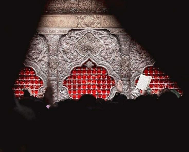ahlulbayt28's tweet photo. فِي ليَلة الجُمعَة،
تَحومُ رُوحِي حولَ الضَريح شوقًا وانكسّارًا💔 https://t.co/2hAADZGwHq