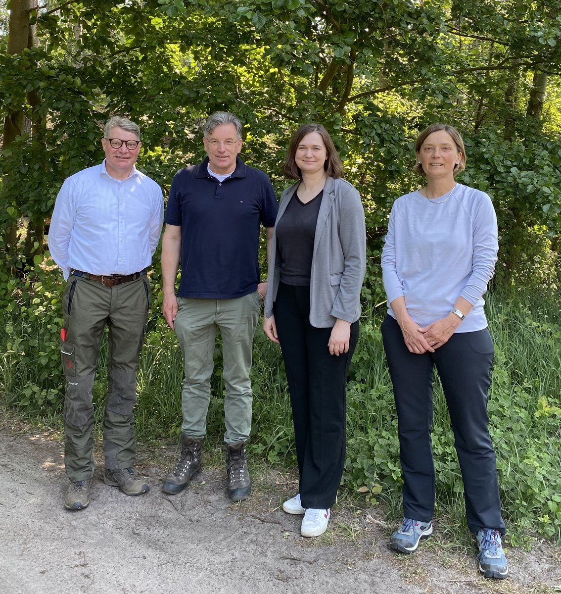 Liebe @GruenClaudia, danke für Ihren heutigen Waldbesuch in Mecklenburg-Vorpommern! 
Themen: Kleinprivatwald, GAK, Waldumbau und angepasste Wildbestände.
