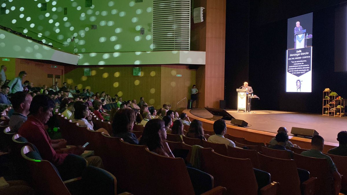 📸 Algunos momentos de📍#Microbioma2023🔬

👇Luis Gonzaga, de la @UPM ha hablado sobre el cambio de paradigma de la mano de #BioEficiencia, del uso de biofertilizantes y sobre indicadores de #sostenibilidad, entre otros! 🌎