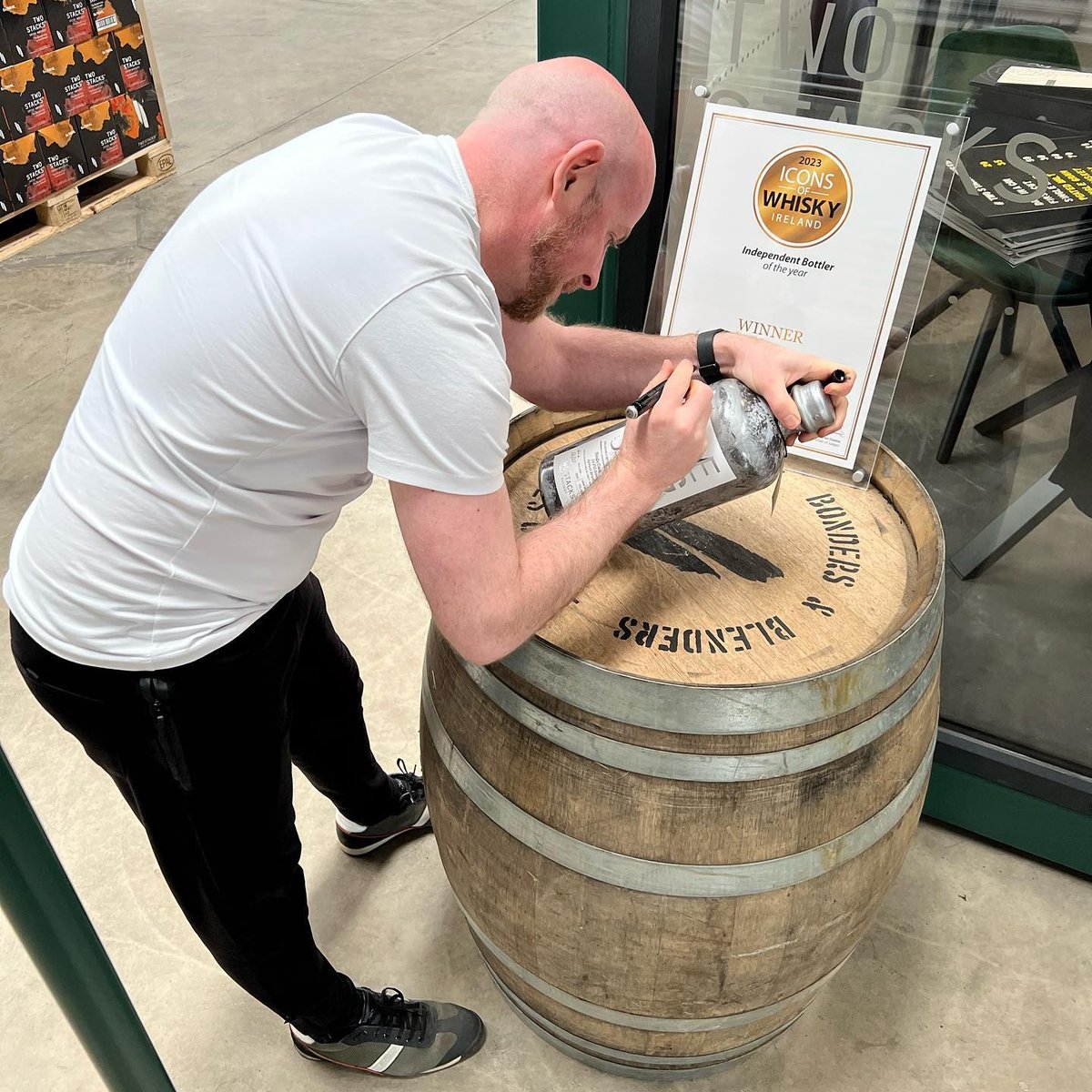 TwoStacksWhisky's tweet image. Signing bottles captured by @sligo_whiskey_society on their visit to us 📸