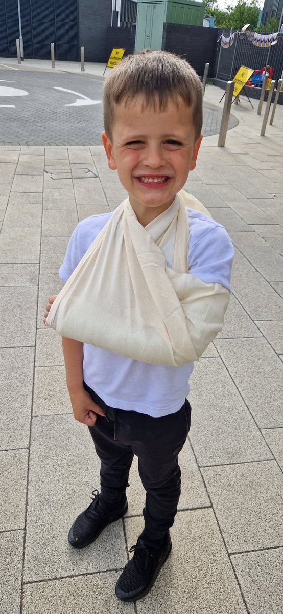 This big brave boy is much happier now, big thanks to <a href="/BrunstanePS/">Brunstane PS</a> staff for caring for him, he looks forward to having everyone sign his cast next week 😀