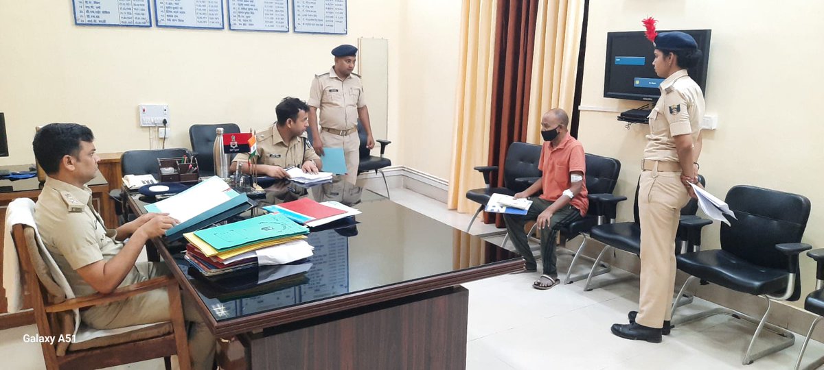 munger_police's tweet photo. आज दिनांक-08.06.2023 को पुलिस अधीक्षक, मुंगेर के द्वारा पुलिस अधीक्षक का कार्यालय, मुंगेर में आये आम जनों/परिवादियों की शिकायतें सुनी गयी एवं निवारण की कार्रवाई हेतु सम्बंधित को निर्देशित किया गया l

#mungerpolice 
#BiharPolice 

@bihar_police 
@BiharHomeDept 
@IPRD_Bihar https://t.co/lqF3Moi4ys