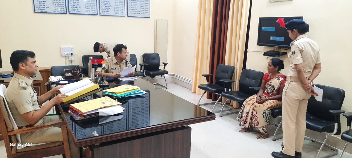 munger_police's tweet photo. आज दिनांक-08.06.2023 को पुलिस अधीक्षक, मुंगेर के द्वारा पुलिस अधीक्षक का कार्यालय, मुंगेर में आये आम जनों/परिवादियों की शिकायतें सुनी गयी एवं निवारण की कार्रवाई हेतु सम्बंधित को निर्देशित किया गया l

#mungerpolice 
#BiharPolice 

@bihar_police 
@BiharHomeDept 
@IPRD_Bihar https://t.co/lqF3Moi4ys