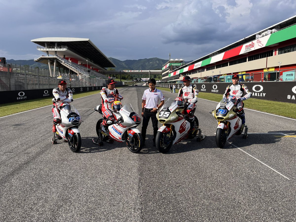 Preparing the team photo shooting
@AiOgura79 @somkiat35 @mariosuryoaj1 @Taiyofurusato72 @OfficialHAOYAMA #Moto2 #Moto3 #ItalianGP 🇮🇹 #hondaracingcorporation