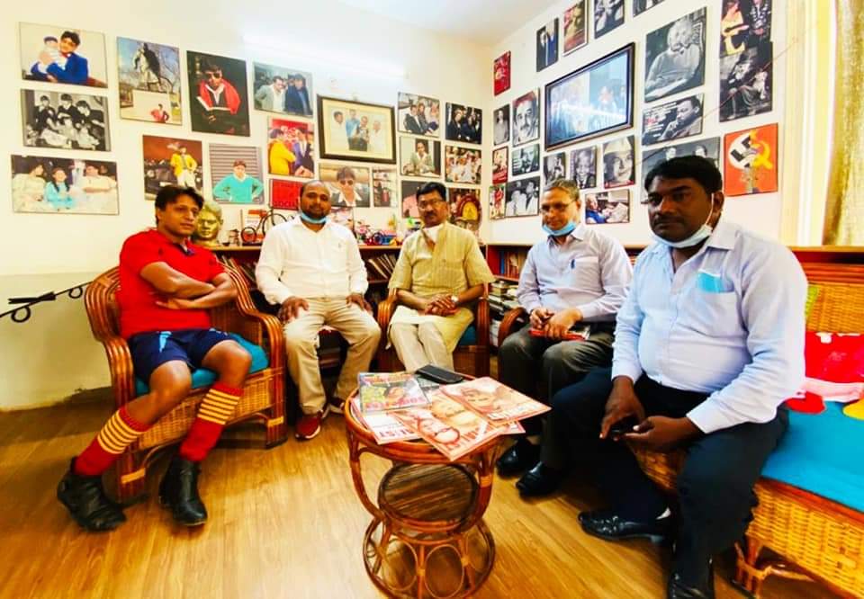 आज #सीतापुर सदर के पूर्व बीजेपी विधायक और गुज़िश्ता डेढ़ वर्षों में #समाजवादीपार्टी का दामन थामे #राकेशराठौर #कांग्रेस में शामिल हो गए. 
#कोरोना के पहले वेव में #राठौर साहब मेरे टच में आये. साल २०२० की गर्मियों में उन्होंने मेरे यहाँ आना जाना शुरू किया इस उम्मीद में के समाजवादी