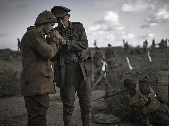 Gelibolu'ya ilgisi olan herkes, Avustralya yapımı 'Gallipoli' dizisini izlemeli. Manzaralar da dahil olmak üzere detaylar atlanmamış. 24 Mayıs ateşkesine de önemli bir şekilde yer veriliyor. Sahneler vurucu, müzikler hoş. Hâlâ izlemeyen varsa, mutlaka tavsiye ederim.