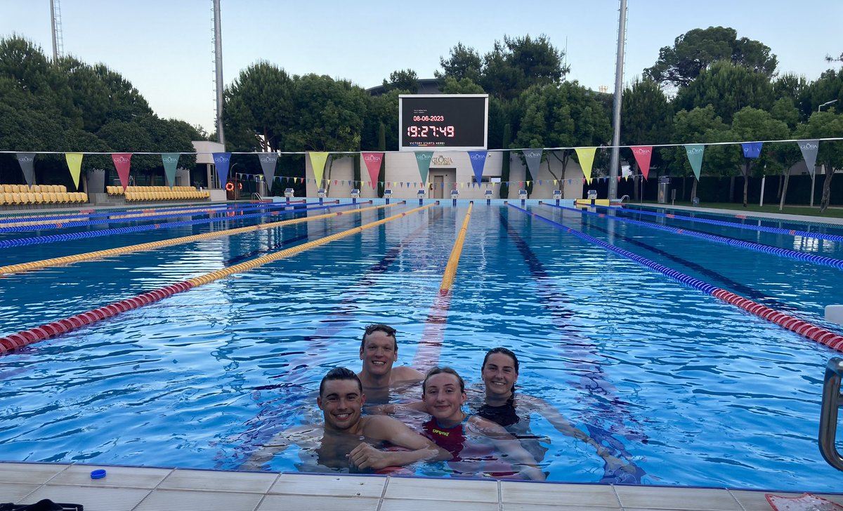 An excellent quality session tonight with the last group finishing up after almost 2.5 hours. These guys with a main set of 2.2-2.5km of FAST swimming 💪