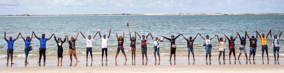 SustyVibes's tweet image. Throwback to our #Communitrees tree planting at Oniru Beach in 2021. 

Through #Communitrees, we unite community members through planting trees and also raise awareness about climate action.

Tag who you see!👀
📸 @kabenny_ 

#SustyVibes #ThrowbackThursday #nigeriafornature