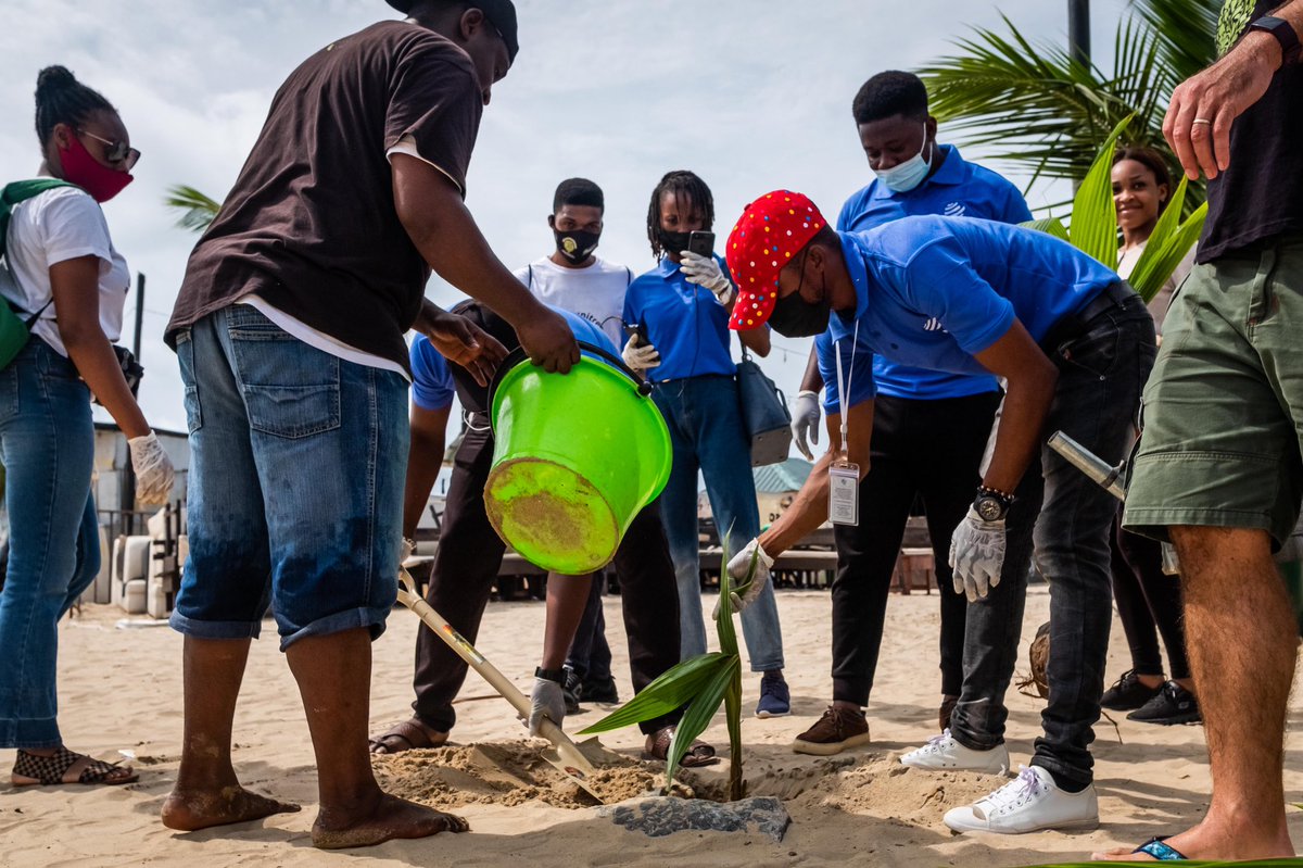 SustyVibes's tweet image. Throwback to our #Communitrees tree planting at Oniru Beach in 2021. 

Through #Communitrees, we unite community members through planting trees and also raise awareness about climate action.

Tag who you see!👀
📸 @kabenny_ 

#SustyVibes #ThrowbackThursday #nigeriafornature