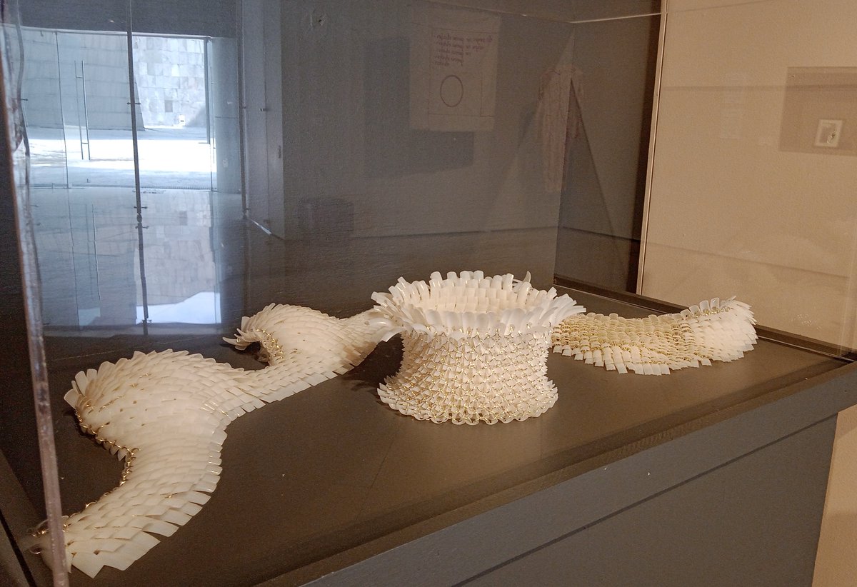MUGAMTB1's tweet photo. Concepto atractivo es "Encubiertas" de Karla Ximena Galindo. Este proyecto de #ArteJoven2023 utiliza extensiones de uñas postizas tejidas con aros de peltre Creaciones textiles que propician reflexiones feministas. Ven a #MuseoGaleríaArteMexiquenseTorresBicentenario Entrada libre https://t.co/DDa0CgW0yO