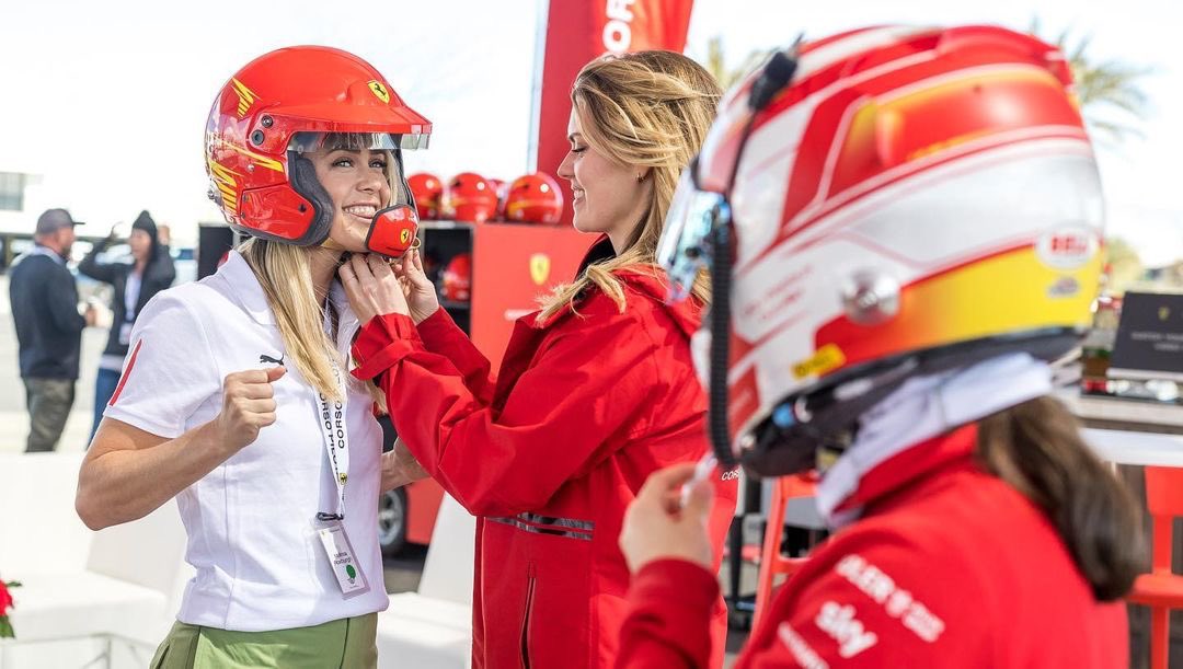RoxburghBrasil's tweet photo. NOSSA CORREDORA ♥️
📸 Ferrari USA via Instagram: “#HighPowered No set e na pista: Melissa Roxburgh (@melissaroxburgh) é uma atriz/diretora atualmente estrelando o “Manifest” da Netflix, e agora é uma piloto da #FerrariCorsoPilota” https://t.co/pLc0XuEQLK