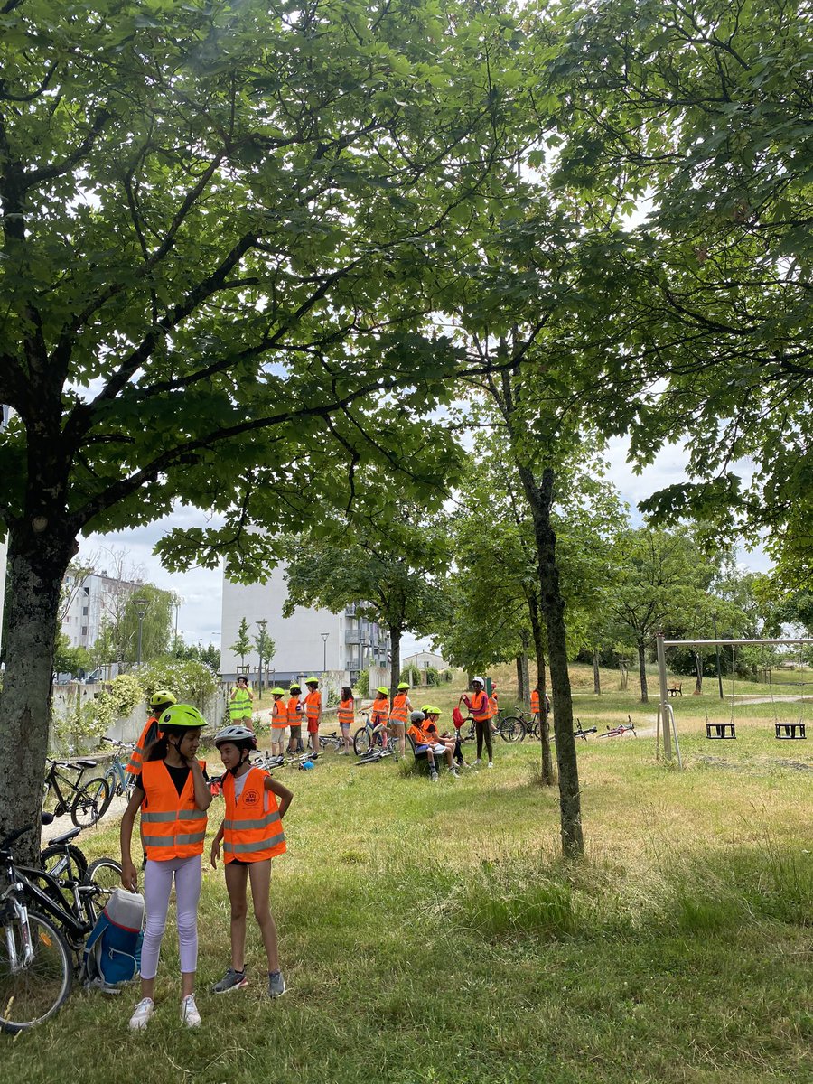 usep17's tweet photo. Journée Bloc 3 pour les CM1/CM2 de Roger Perat à Saintes. Boucle de 10km dans le quartier de Bellevue. #srav https://t.co/iLbzIDTd9J
