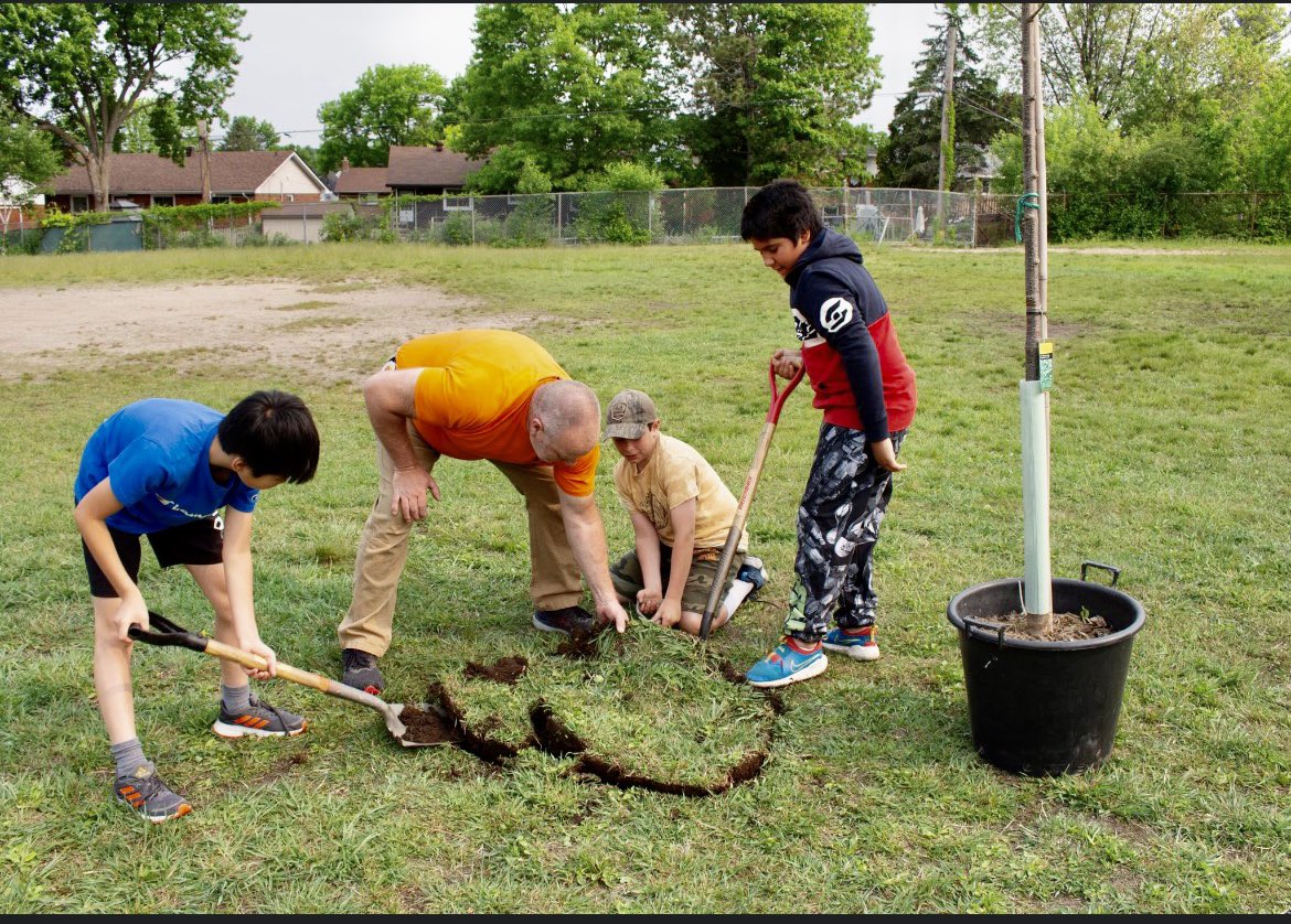 StAlexDragons's tweet photo. @rhondadagostino Gr 5/6 Ss from @npsc_schools had a great learning experience thx to #cleangreenbeautifulnorthbay #stalexander school yard looks great. #STAdragons #houseofdragons #npscdsb @CatholicEdu https://t.co/gIo00EEmhe