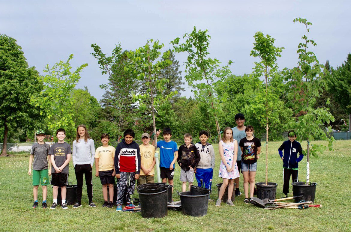StAlexDragons's tweet photo. @rhondadagostino Gr 5/6 Ss from @npsc_schools had a great learning experience thx to #cleangreenbeautifulnorthbay #stalexander school yard looks great. #STAdragons #houseofdragons #npscdsb @CatholicEdu https://t.co/gIo00EEmhe