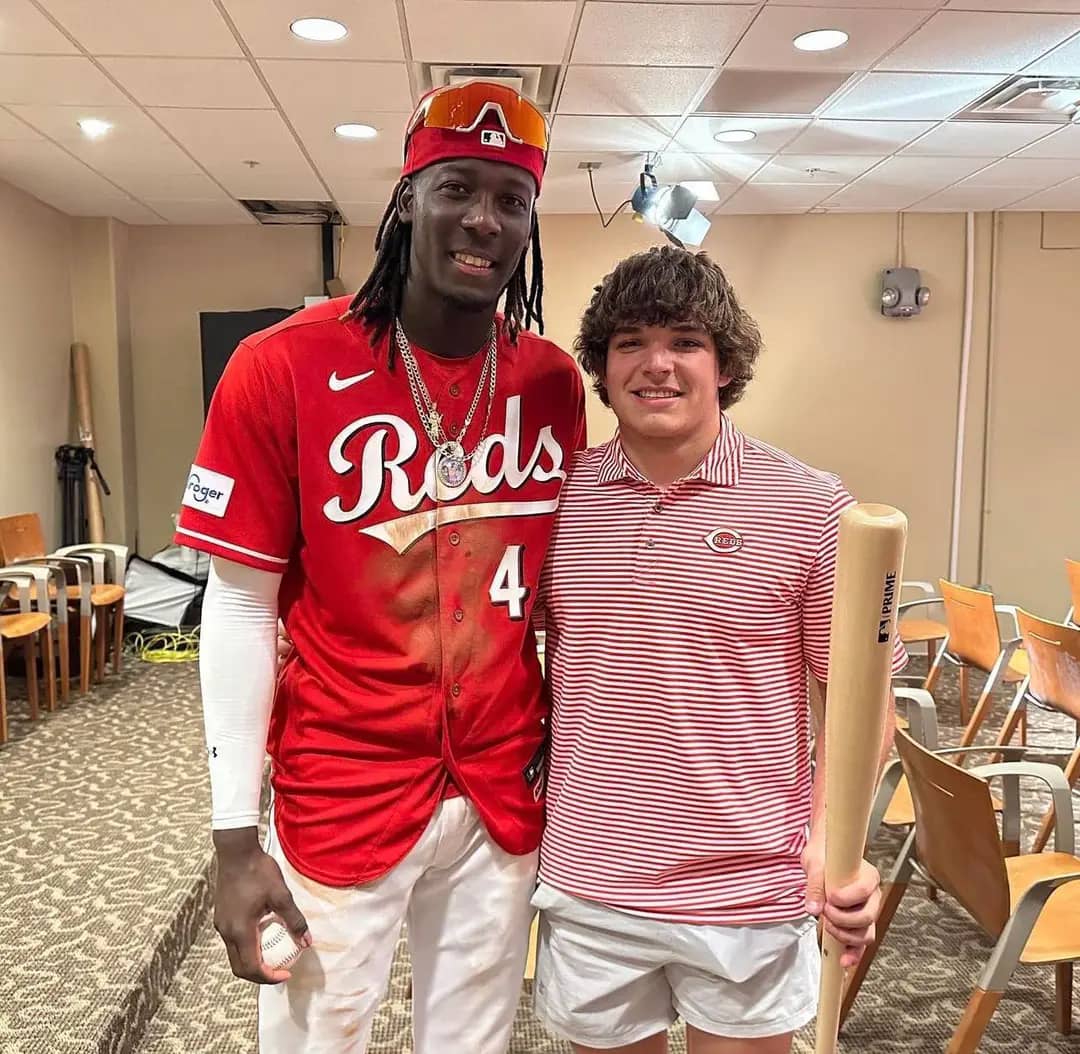 Este es el fanático que atrapó la pelota del primer jonrón de Elly de La Cruz, se la devolvió y Elly le regaló un bate firmado.