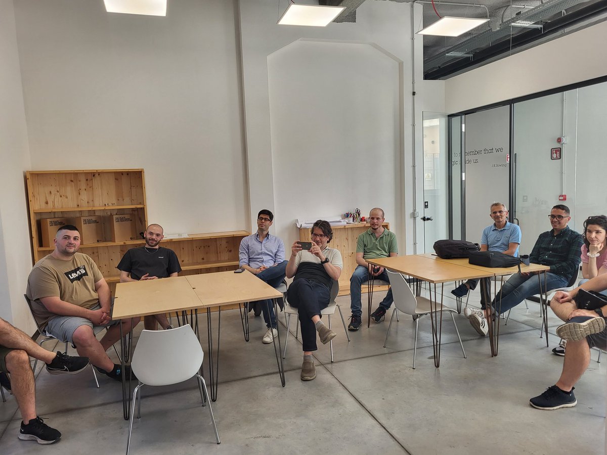 #Serverless Latency is a thing, <a href="/dfrasca80/">Daniele Frasca 🇮🇹🇩🇪🇪🇺</a> ci spiega la differenza tra burst, concurrency e TPS nell'utilizzo delle funzioni #aws Lambda #awsusergroup #Roma grazie <a href="/TalentGardenit/">Talent Garden Italy</a> per l'ospitalità