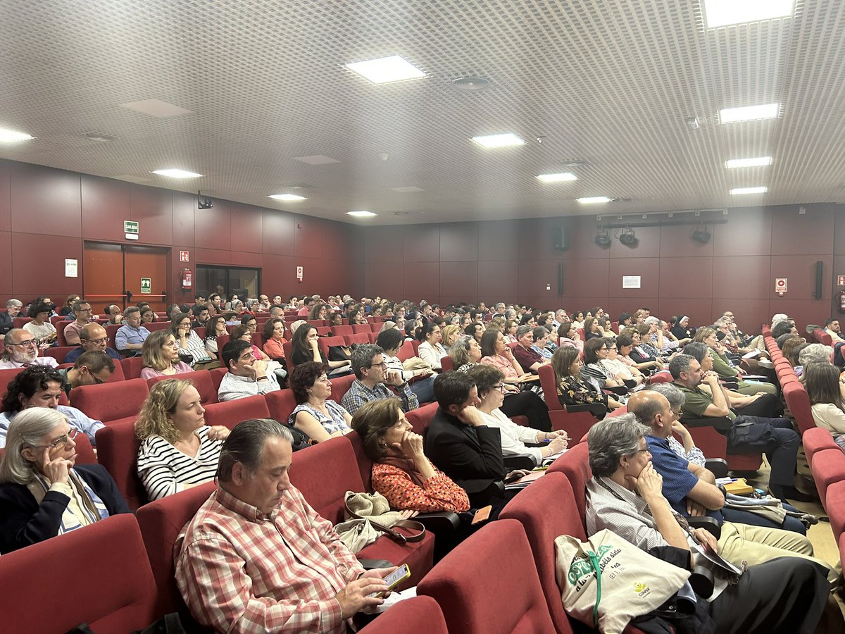 En nuestra asamblea de titulares y directores de centros de <a href="/ecatolicmadrid/">Escuelas Católicas Madrid</a>, ahora escuchando a la Viceconsejera de política educativa de la <a href="/educacmadrid/">Educación▪️Comunidad de Madrid</a>, <a href="/blondieconomics/">Rocío Albert</a>