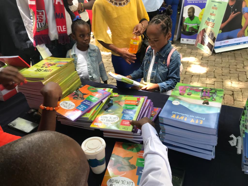 Nan okazyon 29yèm Edisyon "Livres en folie" <a href="/MENFP_Education/">MENFP Education Haiti</a> kontan pou distribiye 3000 Liv ak kaye inik gratis pou klas premye ak dezyèm AF, youn nan gran chantye nan kad Transfòmasyon Edikasyon an.
Nou envite w vizite estang MENFP a, pou konnen plis sou liv eskolè inik lan.