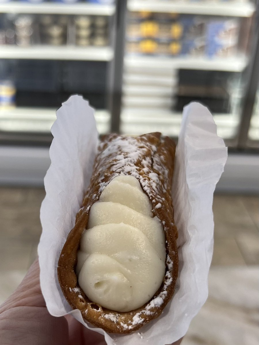 Happy Thursday 🤍 #cannolis #traditional #chocolate #cannolilovers #thursdayvibes #june #icecreamshops #Nastosicecream #newark #ironbound #downneck #essexcounty #83yearsinbusiness #familyownedandoperated #oldworlddesserts #italianspecialtydesserts #shopsmallbusinessowner